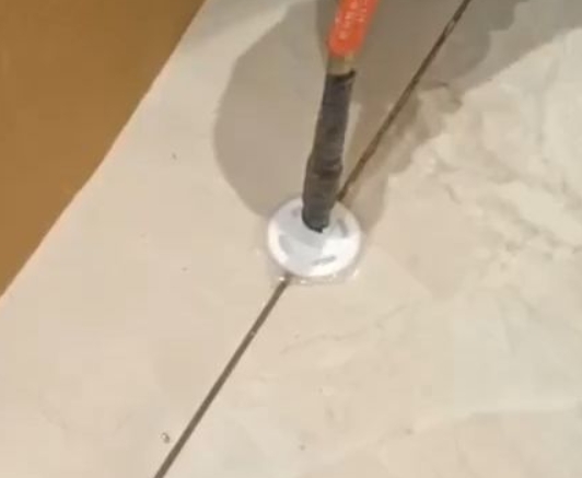包头市瓷砖空鼓维修公司专业解答瓷砖在铺贴过程中，如果没有涂抹均匀到位的粘结材料（如水泥砂浆或瓷砖胶），可能会导致以下问题