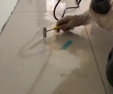 包头市瓷砖开裂维修公司专业分享瓷砖在铺贴前如果没有沥干水分，将会导致以下问题