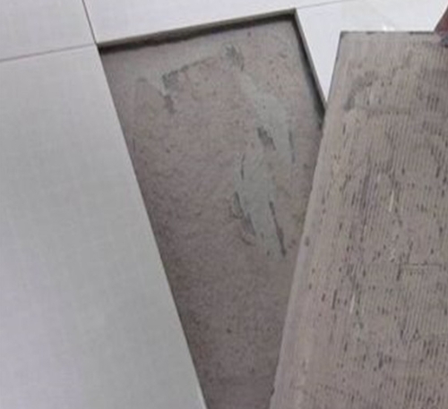 包头市瓷砖空鼓维修公司分享瓷砖铺贴时如果打浆（即涂抹在瓷砖背面和基层上的砂浆或瓷砖胶）过少，会带来以下问题